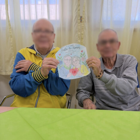 Nella Rsa di Spezzano una pièce teatrale tira fuori “I tesori della soffitta” per far dialogare nonni e nipoti